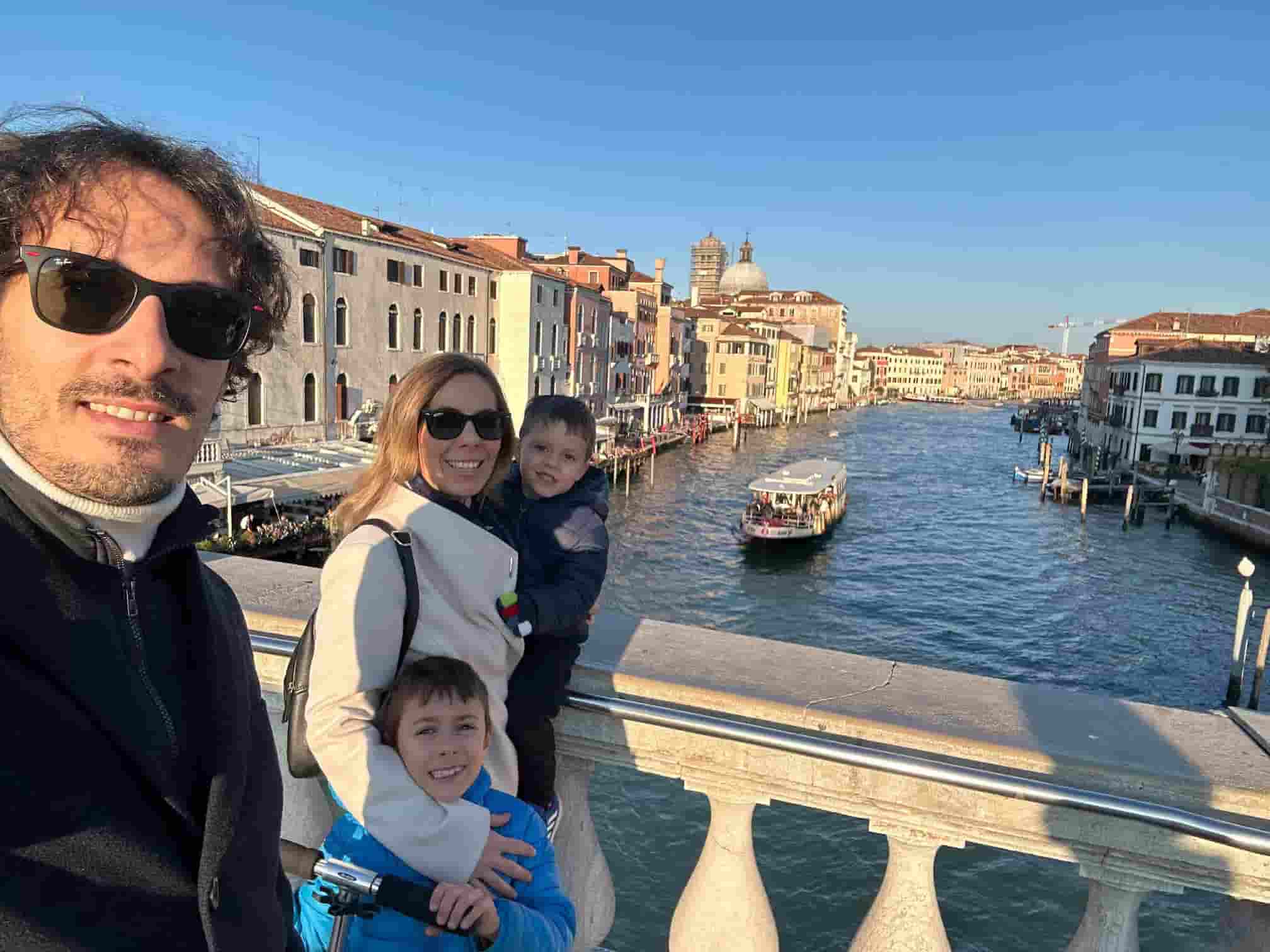 Elisa e Stefano, fondatori di Indaco Apartments — una famiglia veneziana con 10 anni di esperienza nell'ospitalità